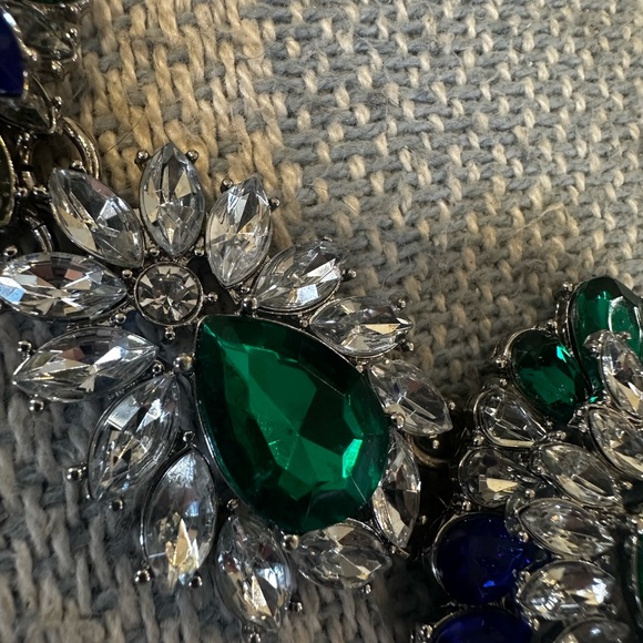 Elegant Silver and Green Statement Necklace - Picture 4 of 9